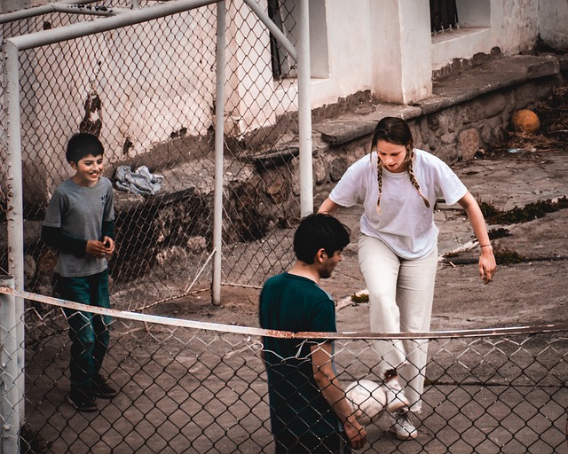 将迎战湖人！约基奇一身西装霸气入场 面无表情.